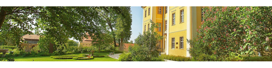 Erleben Sie im malerischen Hirschberger Tal zahlreiche Schloss- und Gartenanlagen. In einem dieser Schlösse werden Sie auch im stilvollen Ambiente übernachten! Das Riesengebirgsvorland ist die Gegend mit der größten Anzahl von Schlössern der preußischen Könige und Prinzen auf engem Raum. Bei einer Riesengebirgsrundfahrt besuchen Sie das frühere Haus des deutschen Dichters Gerhart Hauptmann, heute eine Begegnungsstätte, und den höchsten Berg dieses Mittelgebirges - die Schneekoppe. Ein weiterer Höhepunkt der Reise ist der Besuch von Breslau, der einstigen schlesischen Hauptstadt, heute eine der schönsten Städte Polens.