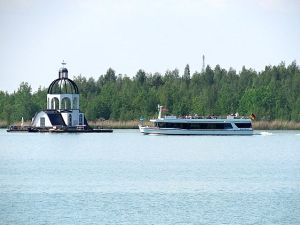 Schifffahrt auf dem Störmthaler See mit Kirche Vineta