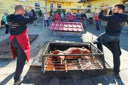 Spanferkelessen aus dem Erdofen in Loket