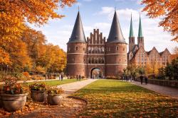 Holstentor in Lübeck - Reise zum Saisonabschluss an die Ostsee