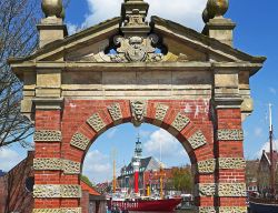 Hafentor in Emden © Erich Westendarp auf Pixabay