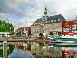 Rathaus Emden © R.P. auf Pixabay