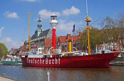 Stadthafen und Rathaus in Emden © Erich Westendarp auf Pixabay