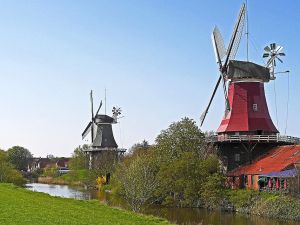 Windmühlen in Greetsiel © Erich Westendarp auf Pixabay