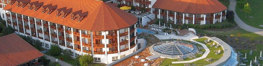 Der charmante Kurort Bad Griesbach liegt inmitten einer idyllisch hügeligen Landschaft - der perfekte Ort für Ihren Erholungsurlaub.