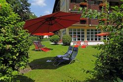 Hotel Rottaler Hof I Kururlaub Bad Füssing mit Haustürabholung- Liegewiese