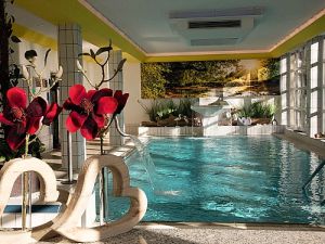 Hotel Rottaler Hof I Kururlaub Bad Füssing mit Haustürabholung- Schwimmbad