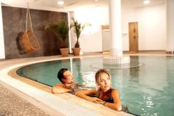 Maximilian Grand Hotel - Innenpool - Kururlaub Bad Griesbach mit Haustürabholung