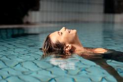Maximilian Grand Hotel - Wellnesspool - Kururlaub Bad Griesbach mit Haustürabholung