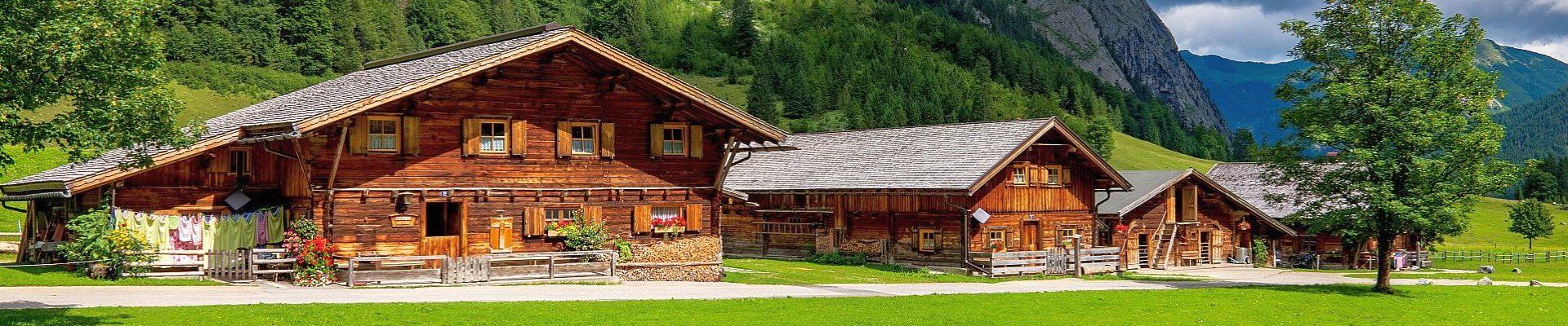 Almdorf © Robert Forster auf Pixabay