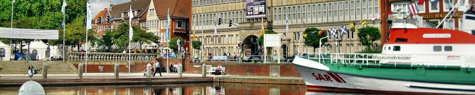 Stadthafen und Rathaus in Emden © R.P. auf Pixabay