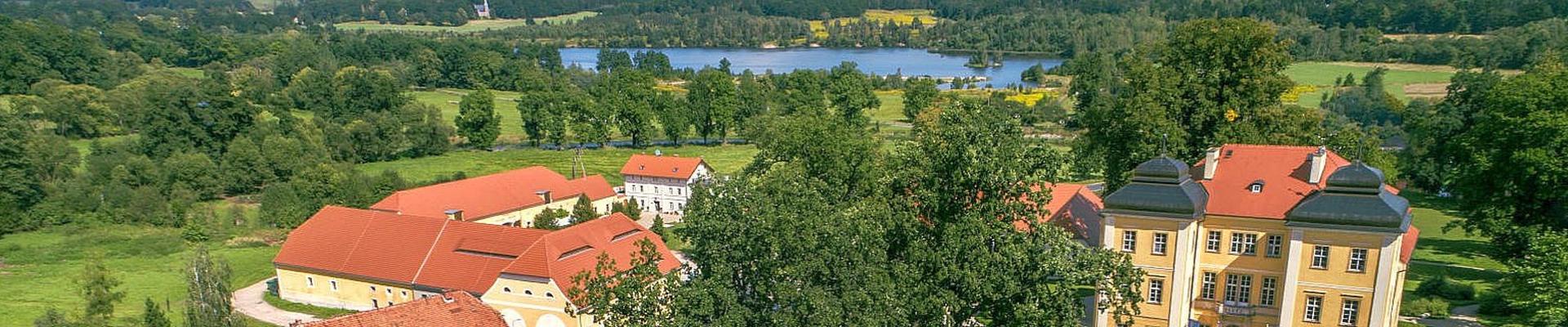 Schloss Lomnitz mit Gutshof