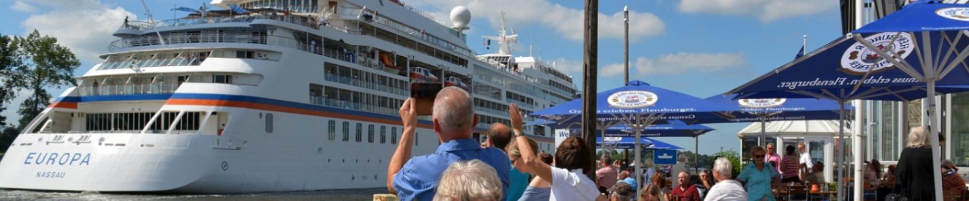 Brückenterrassen Rendsburg und Schiffsbegrüßungsanlage - Sommerreise an den Ostseefjord Schlei