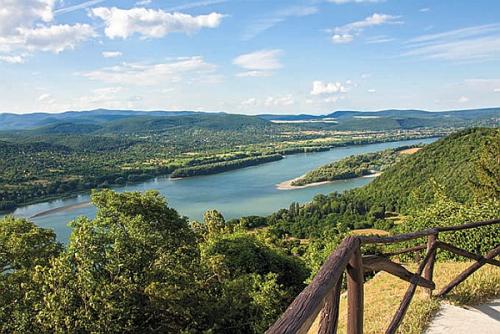 Flusskreuzfahrten auf der Donau -Blick auf das Donauknie