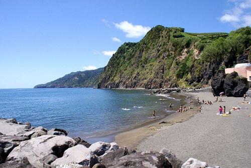 Flugreise Azoren - Strand auf der Insel Sao Miguel