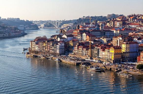 Flusskreuzfahrt auf dem Douro: Spektauläte Weinberge in Portugal - mit Haustürabholung DE