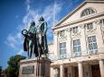 Goethe und Schiller vor dem Nationaltheater in Weimar © Thomas Müller - Weimar GmbH