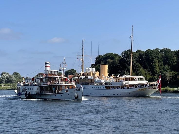 Auf dem Nord-Ostsee-Kanal - Raddampfer Freya