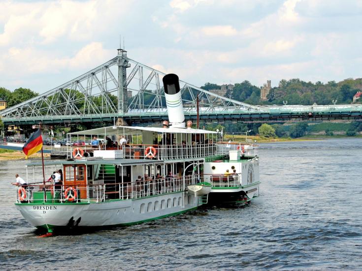 Dampfer am Blauen Wunder © Joachim Friedrich Dinges auf Pixabay