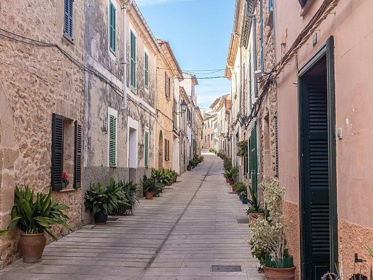 Gasse in Alcudia © Nicole Palkalla auf Pixabay