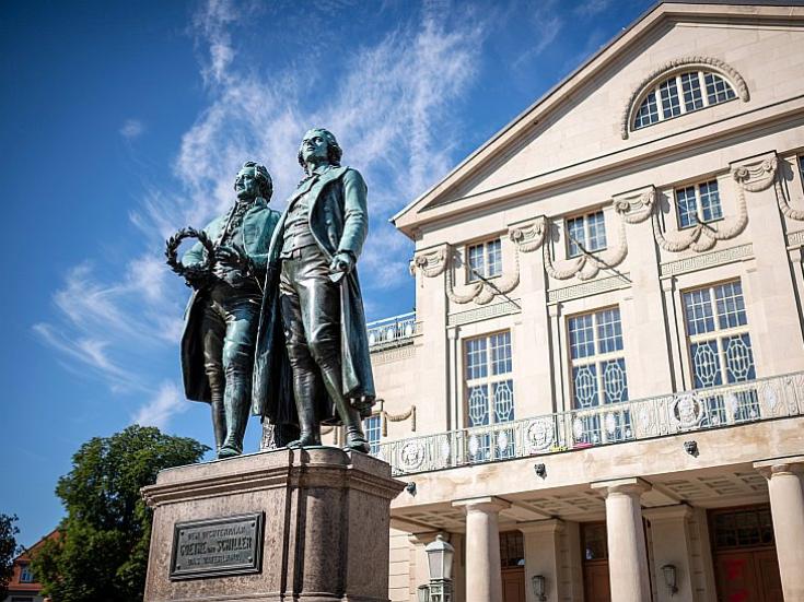 Goethe und Schiller vor dem Nationaltheater in Weimar © Thomas Müller - Weimar GmbH