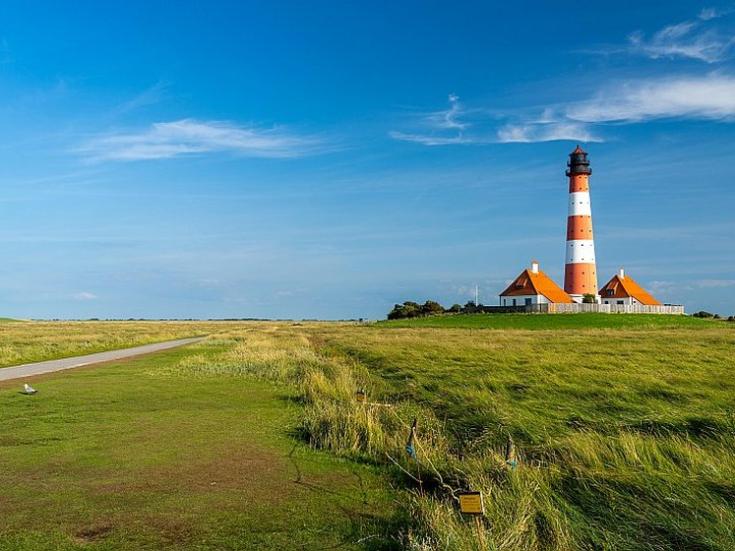 Sommer an Nordsee und Ems - Leuchtturm bei Jever
