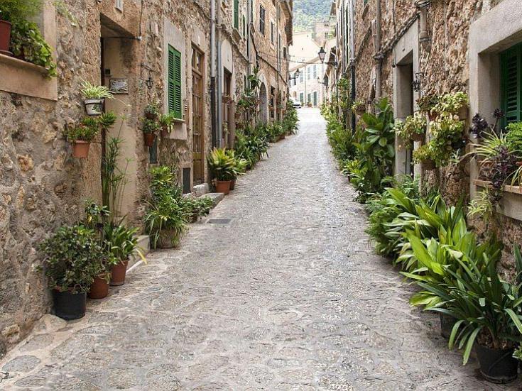 Mediterrane Gasse in Valdemossa