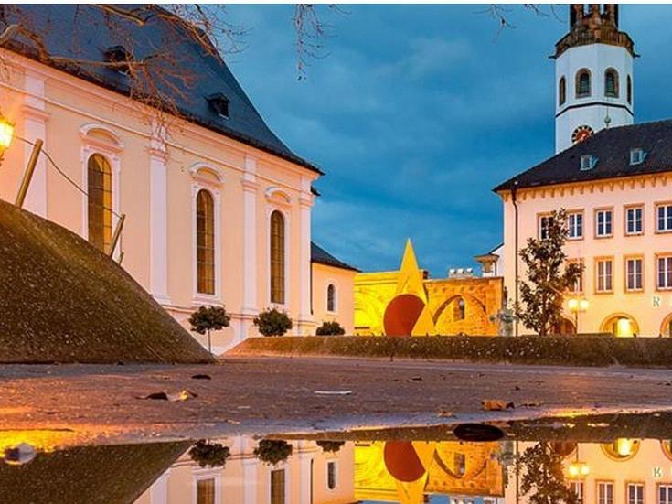 Rathaus Frankenthal - Frühlingsreise zur Mandelblüte in der Pfalz