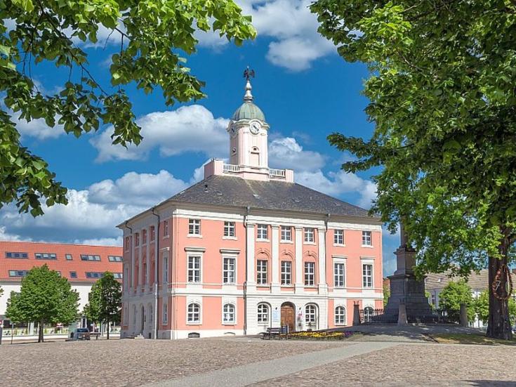 Busreise in die Uckermark - Rathaus Templin © Gundula Vogel auf Pixabay