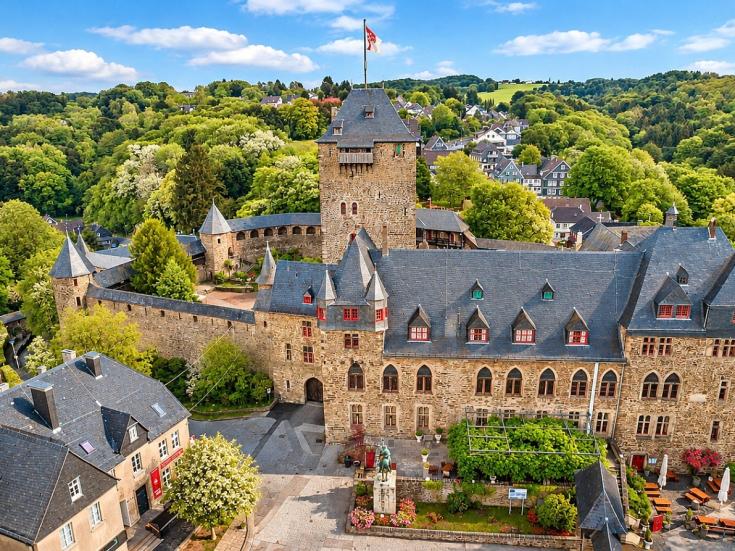 Schloss Burg - Osterreise an den romantischen Rhein
