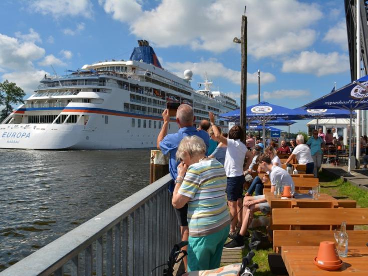 Brückenterrassen Rendsburg und Schiffsbegrüßungsanlage - Sommerreise an den Ostseefjord Schlei