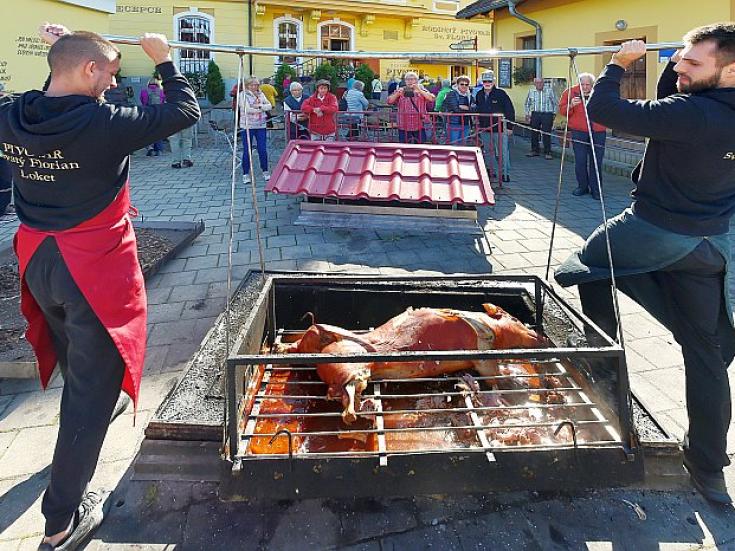 Spanferkelessen aus dem Erdofen in Loket
