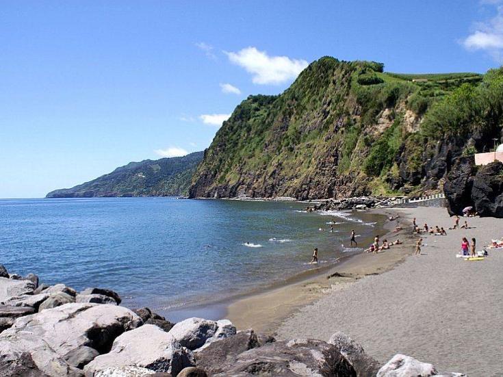 Flugreise Azoren - Strand auf der Insel Sao Miguel