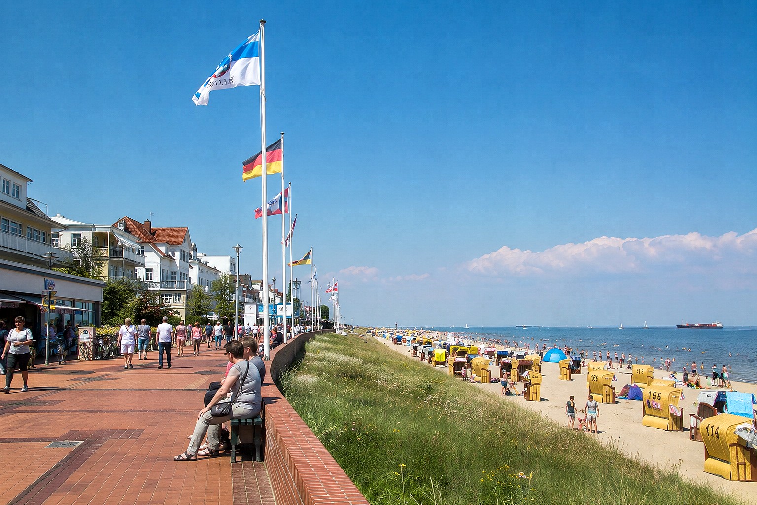 Strandpromenade in Cuxhaven-Duhnen - Tagesfahrten im September 2026
